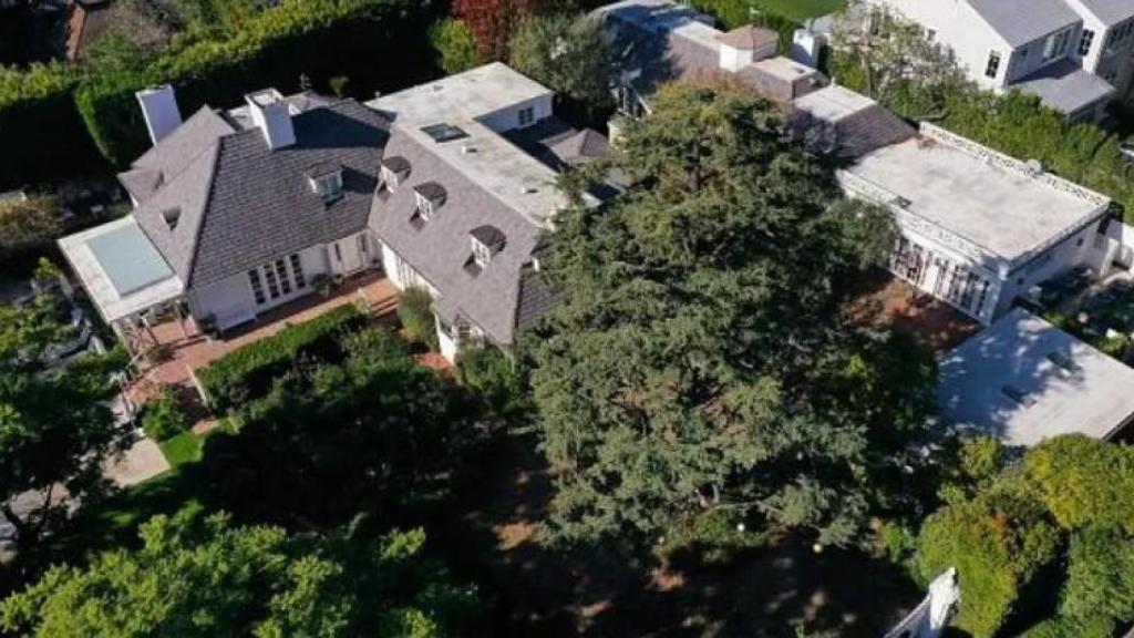 Una vista panorámica de la mansión en Brentwood, Los Ángeles, donde residían Rob y Michelle Reiner.