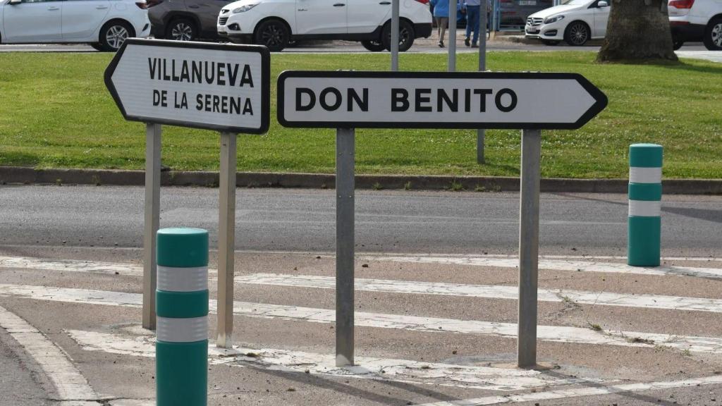 Cartazes de Don Benito e Villanueva de la Serena na entrada da zona industrial de Dombeni.
