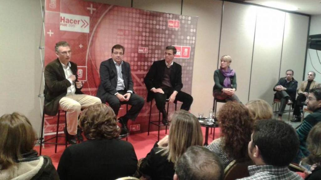 Pedro Sánchez (c) num evento em Don Benito em dezembro de 2013 com Guillermo Fernández Vara (c) e José Luis Quintana (i), ex-prefeito de Don Benito e atual delegado do governo na Extremadura.