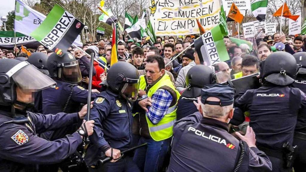 Um grupo de manifestantes vaiou Pedro Sánchez após a sua chegada a Don Benito em fevereiro de 2022, dois dias após o referendo que votou pela fusão com Villanueva de la Serena.