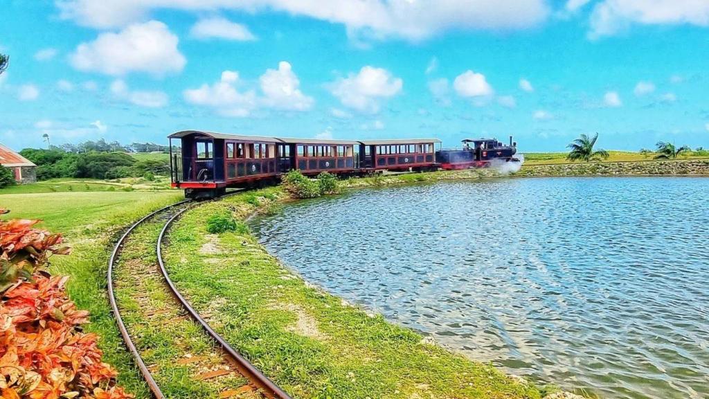 Tren histórico rehabilitado en Barbados.