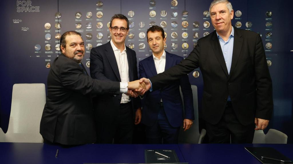 De izquierda a derecha: Manuel Martín Flórez, director general de Defensa de ARQUIMEA; Diego Fernández Infante, presidente de ARQUIMEA; Ángel Escribano, presidente ejecutivo de Indra Group; y José Vicente de los Mozos, CEO de Indra Group.