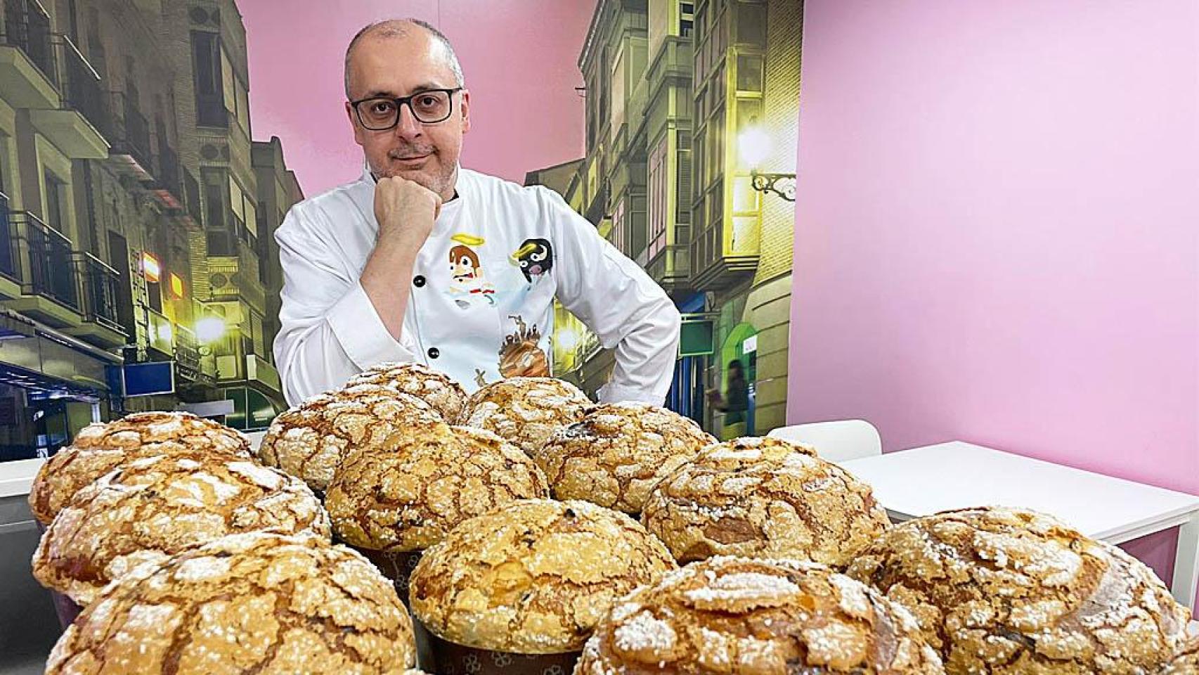 Javier junto a sus deliciosos panetones en la Pastelería El Horno de Medina del Campo.