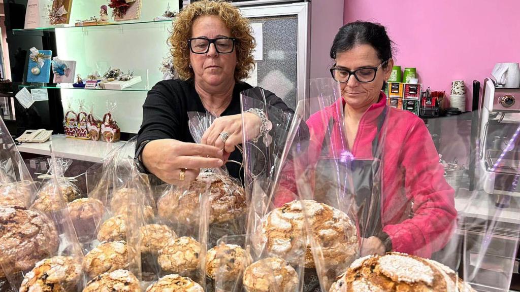 Belén y Alma preparando los panetones. Fotografía cedida a EL ESPAÑOL de Castilla y León.