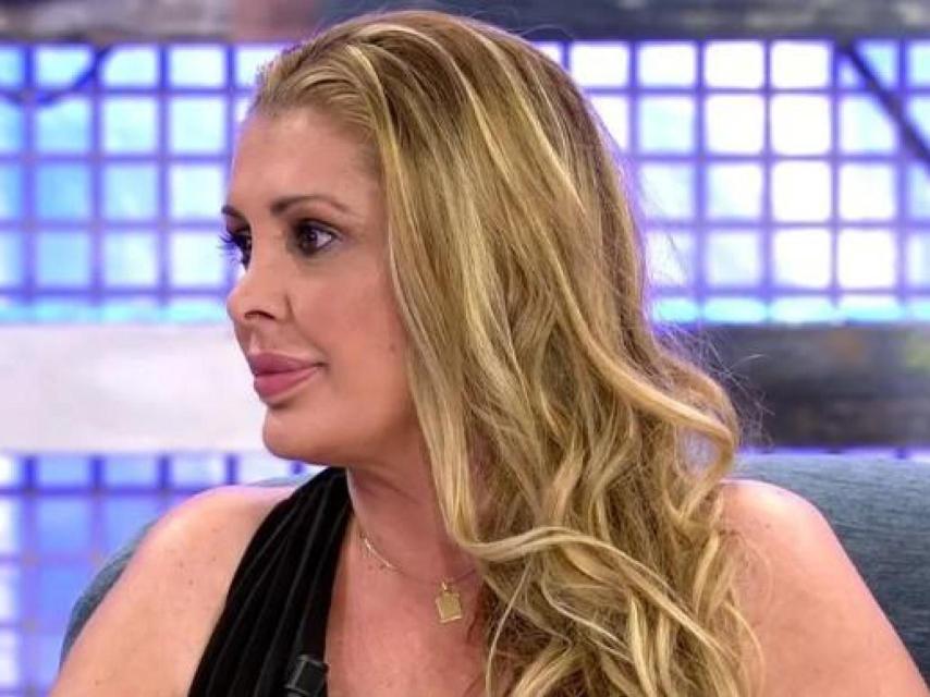 Estíbaliz Sanz, sentada frente a un televisor, hace unos años.