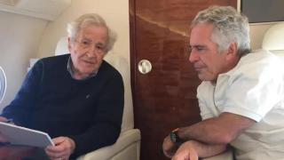 Jeffrey Epstein junto al intelectual Noam Chomsky en una de las 68 imágenes difundidas por los demócratas en el Congreso de EEUU.