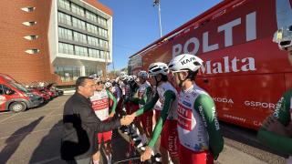 El alcalde de La Nucía, Bernabé Cano, con el equipo ciclista.