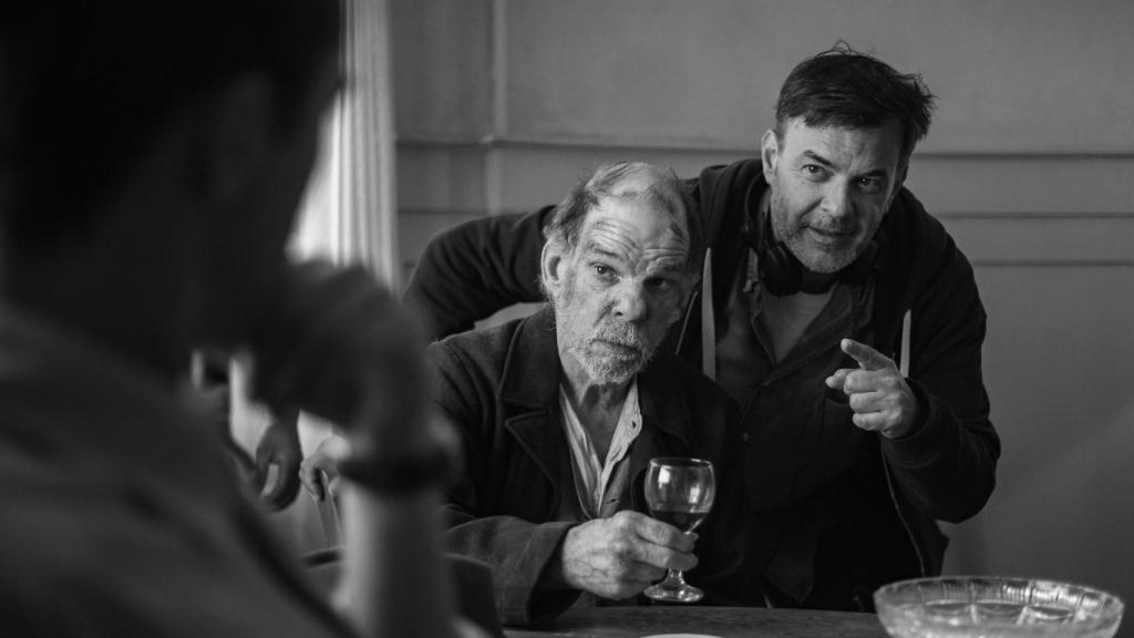 Denis Lavant y François Ozon durante el rodaje de 'El extranjero'
