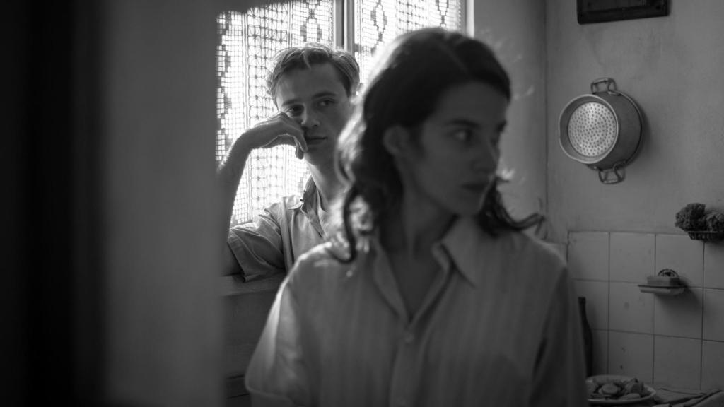 Benjamin Voisson y Rebecca Marder, en 'El extranjero'