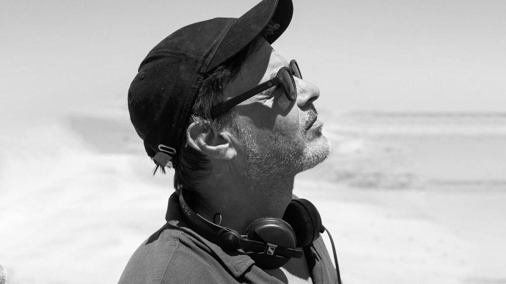 François Ozon en el rodaje de 'El extranjero', en el blanco y negro de la película.