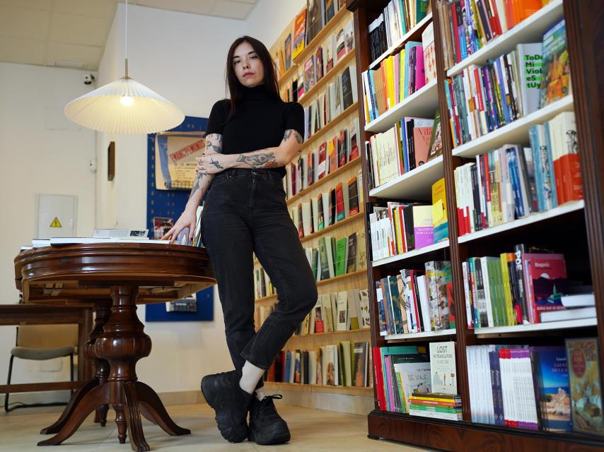 Luna Miguel, rodeada de libros.