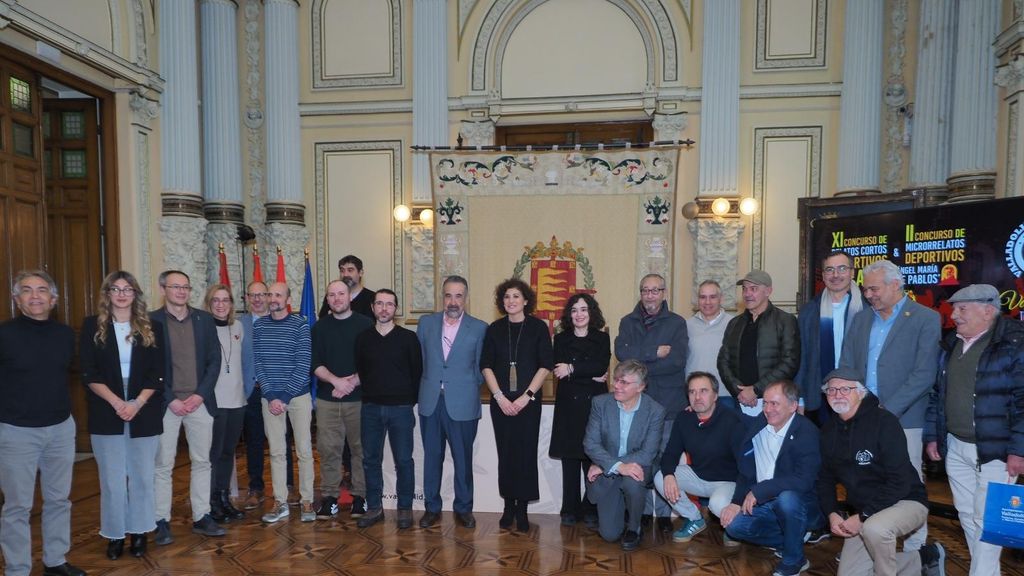 Foto de familia de la entrega de premios de los concursos de fotografía, relatos cortos y microrrelatos de la ADV y el Ayuntamiento de Valladolid