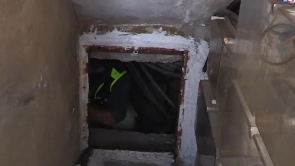 Uno de los narcotúneles que habían habilitado vaciando el entresuelo de un bloque del Polígono la Paz en Murcia.