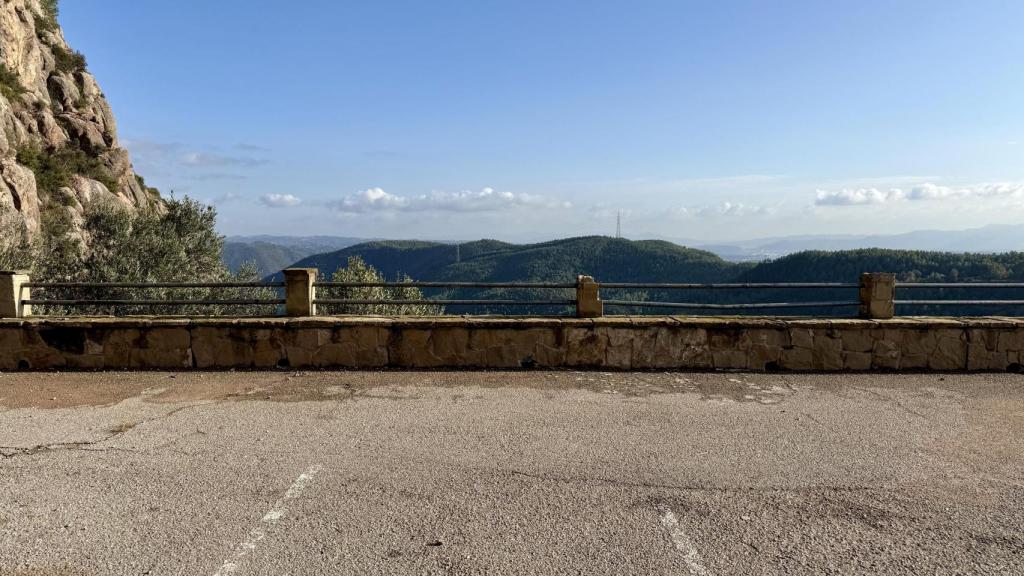 El aparcamiento donde Jonathan Andic dejó su vehículo el día del trágico accidente, vacío este miércoles.