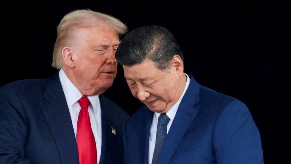 Donald Trump y Xi Jinping conversan al salir de una reunión bilateral en el Aeropuerto Internacional de Gimhae, al margen de la cumbre de la APEC, en Busan, Corea del Sur.