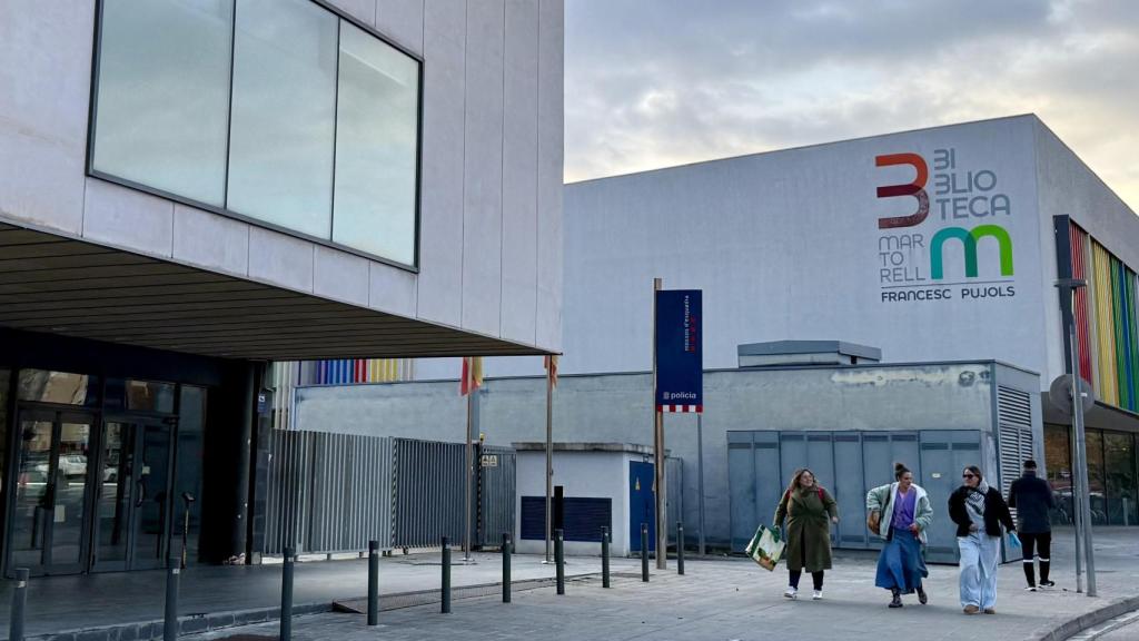 Tres mujeres caminan delante de la comisaría de los Mossos en Martorell, donde se realiza la investigación policial.