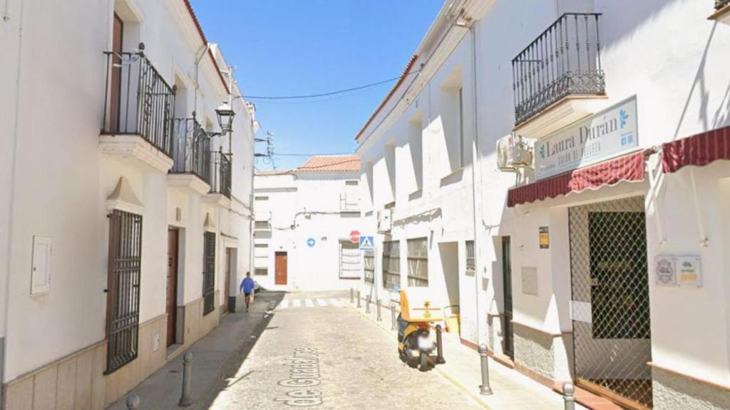 Una moto de Correos delante del lateral de la oficina de Fuente de Cantos.