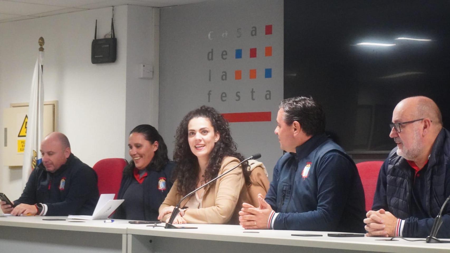 La concejala de Fiestas, Cristina Cutanda, explica las novedades a los foguerers en la Casa de la Festa.