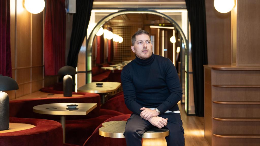 Enrique Menéndez en los salones de su último restaurante.