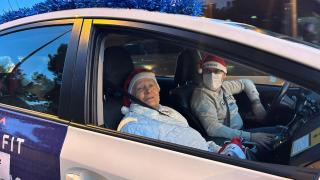 Lola (88 años), en uno de los taxis voluntarios.