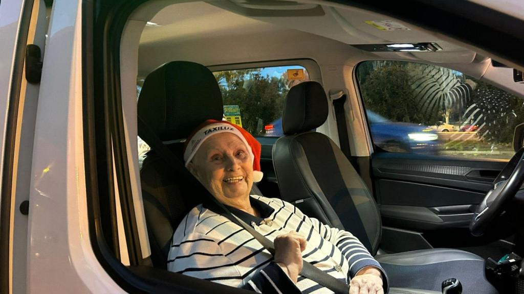 Pilar (98) años, feliz por ver las luces de Navidad gracias a la cooperativa de taxis de Zaragoza.
