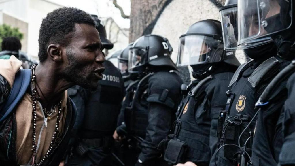 Uno de los okupas del antiguo instituto B9 se enfrenta a los Mossos d'Esquadra en Badalona.