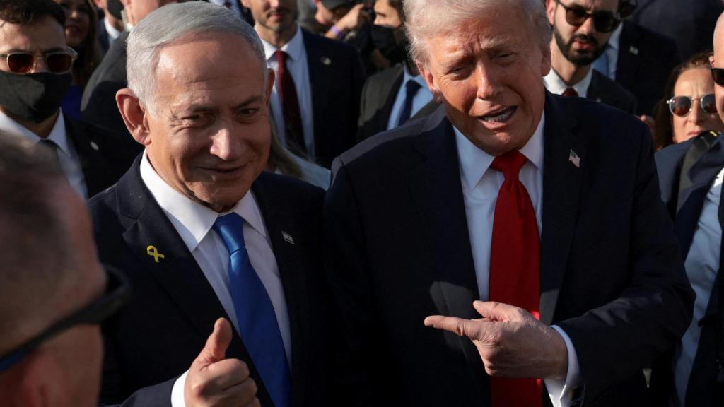 Benjamin Netanyahu posa con Donald Trump en el Aeropuerto Internacional Ben Gurión, el 13 de octubre.