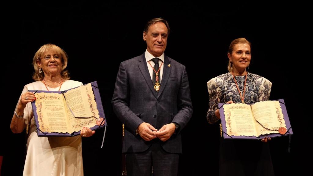 María Victoria Mateos y Gracia Sánchez condecoradas con las medallas de oro de Salamanca