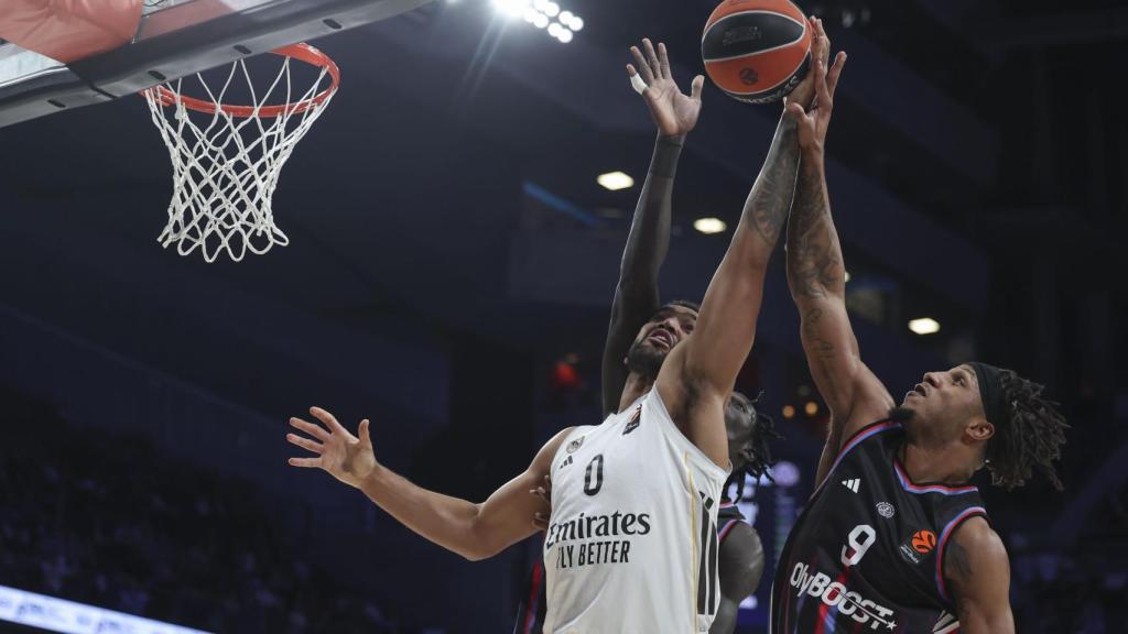 Trey Lyles lucha por el balón con Lamar Stevens.