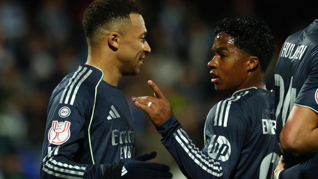 Endrick, a la derecha, junto a Mbappé en el partido de Copa ante el Talavera