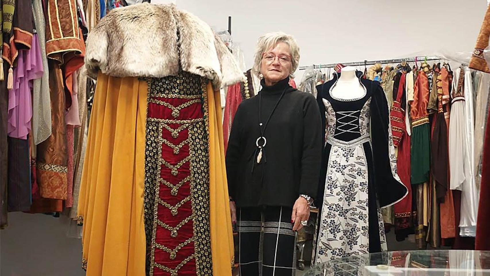 Carmen Andueza con uno de sus trajes