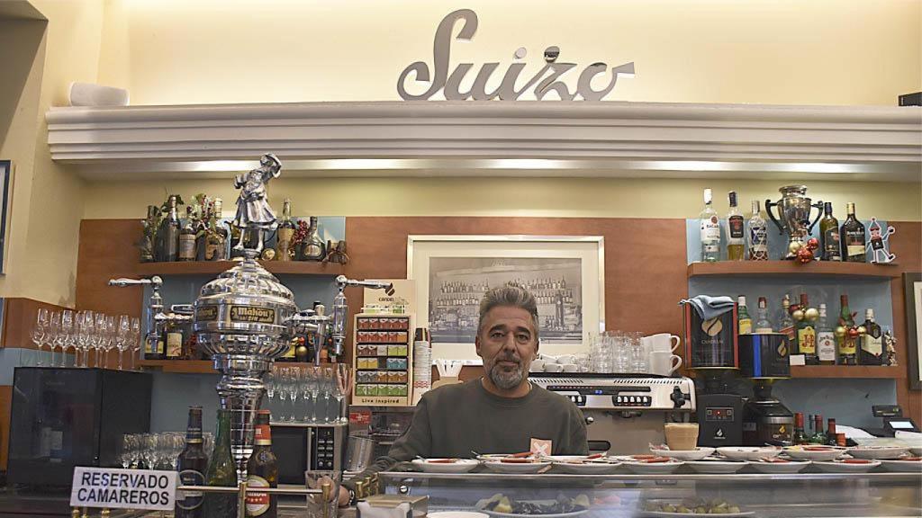 Alfonso en el Bar Suizo.