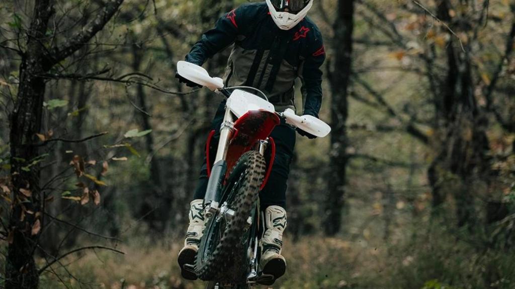 Así es la moto eléctrica española que rompió un récord de altura sobre un volcán: su precio ronda los 12.000 euros