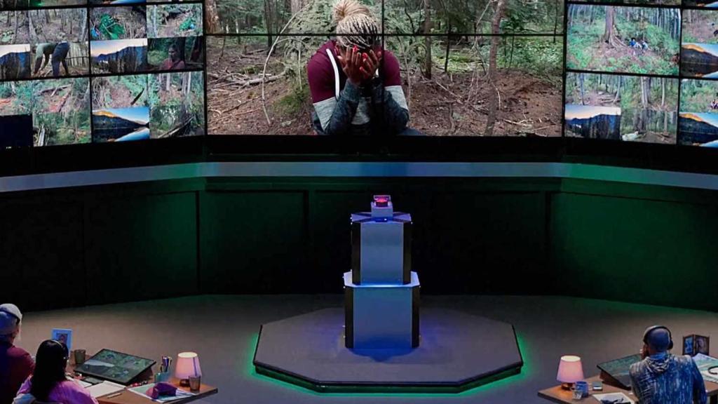 En 'Extracted' dos familiares de cada concursantes siguen todo lo que ocurre en el reality desde un centro de control.