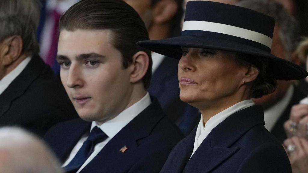 Melania Trump junto a su hijo, Barron, en la investidura del presidente.