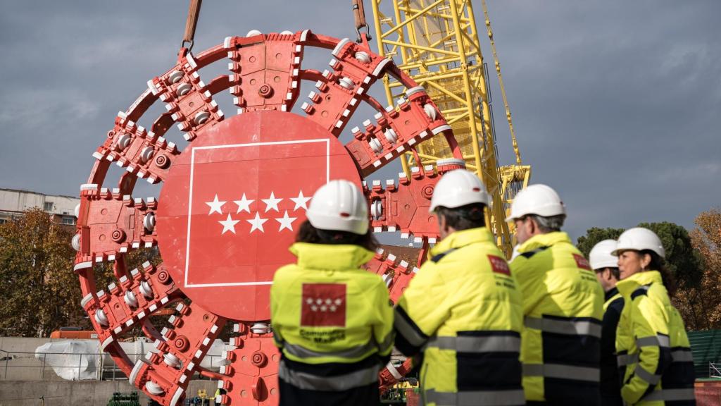 La presidenta de la Comunidad de Madrid, Isabel Díaz Ayuso, asiste al inicio del montaje de la tuneladora Mayrit este mes de diciembre.