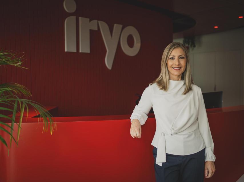 La directiva posa con el logo de la compañía.