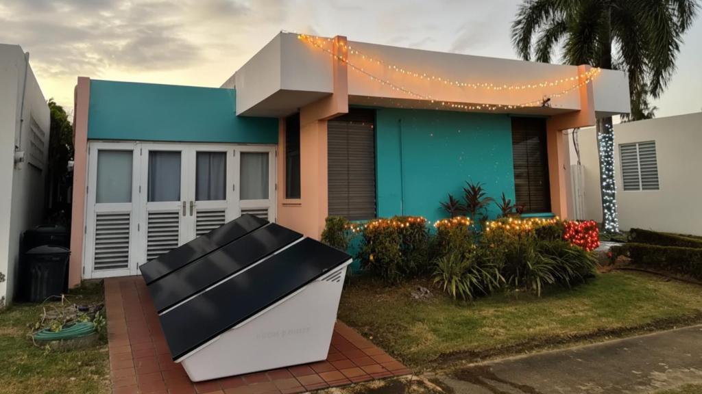 Una 'caja solar' desarrollada por Raya Power instalada en una vivienda de Puerto Rico.