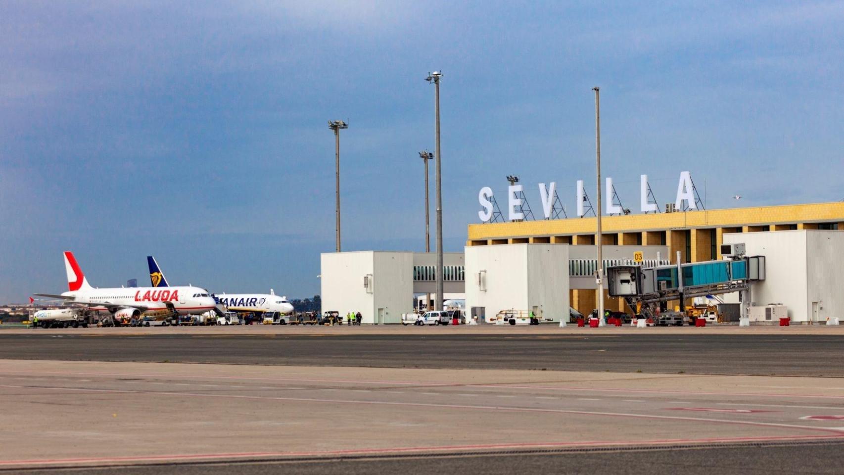 Fachada sur del Aeropuerto de Sevilla.