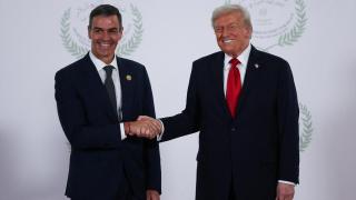 US President Donald Trump and Pedro Sánchez shake hands during the peace summit in Sharm el-Sheikh, Egypt.