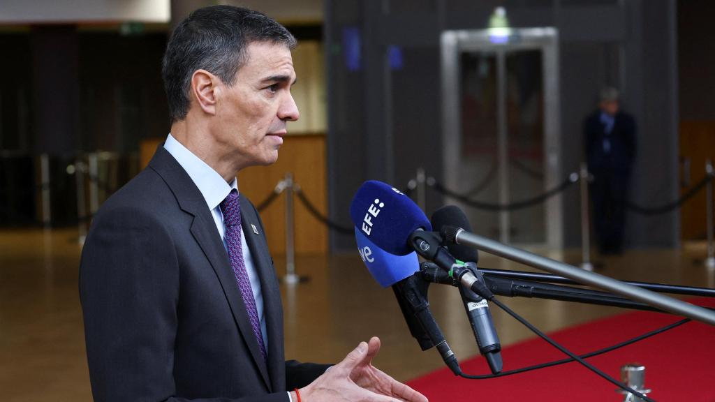 Pedro Sánchez comparece ante los medios durante la cumbre celebrada en Bruselas.