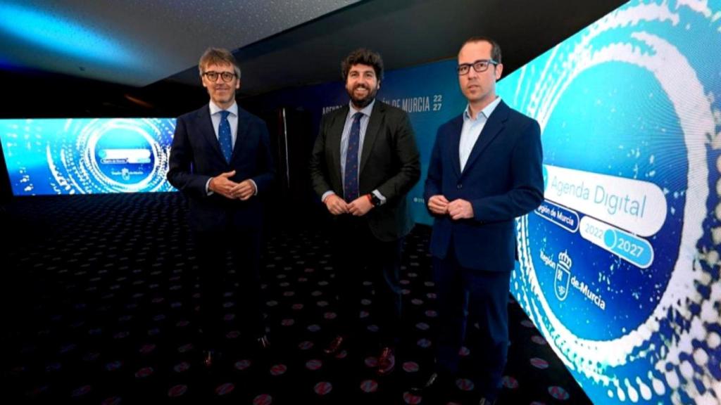 El presidente de la Región de Murcia, Fernando López Miras (c), junto al consejero de Economía, Hacienda, Fondos Europeos y Transformación Digital, Luis Alberto Marín (i) y el director general de Transformación Digital, Javier Martínez (d), durante la presentación de la Agenda de Transformación Digital .