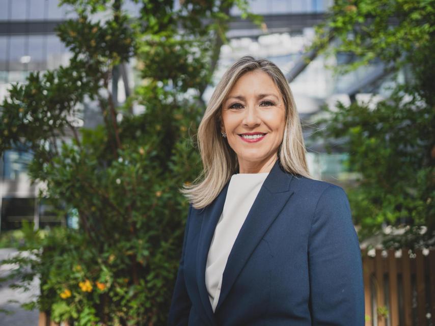 Palop posa en el exterior de las oficinas de iryo.