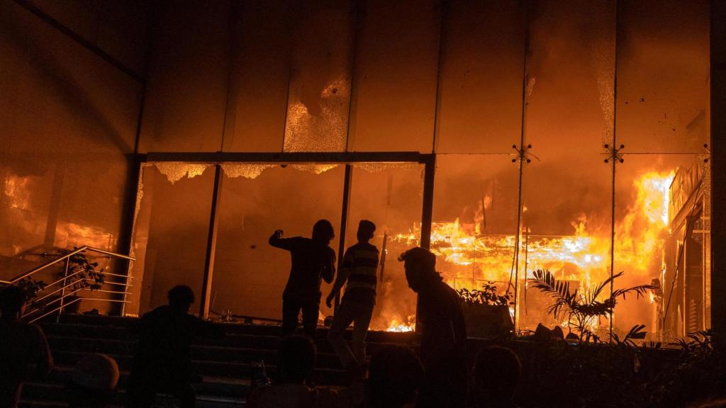 La redacción de 'The Daily Star' en llamas durante las protestas.