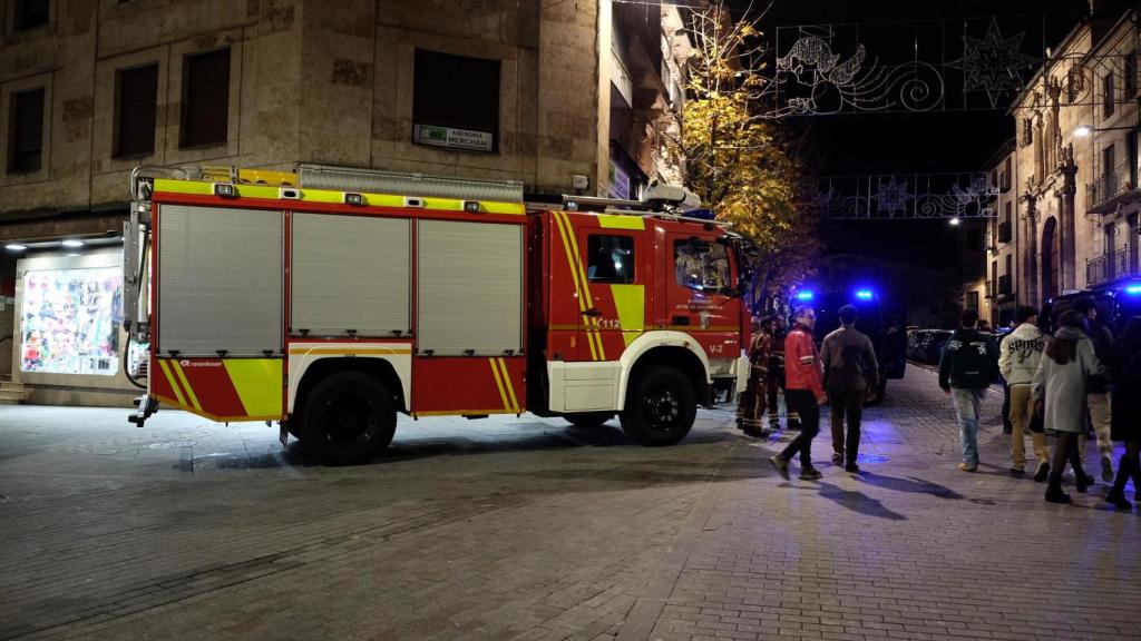 Bomberos antendiendo una urgencia