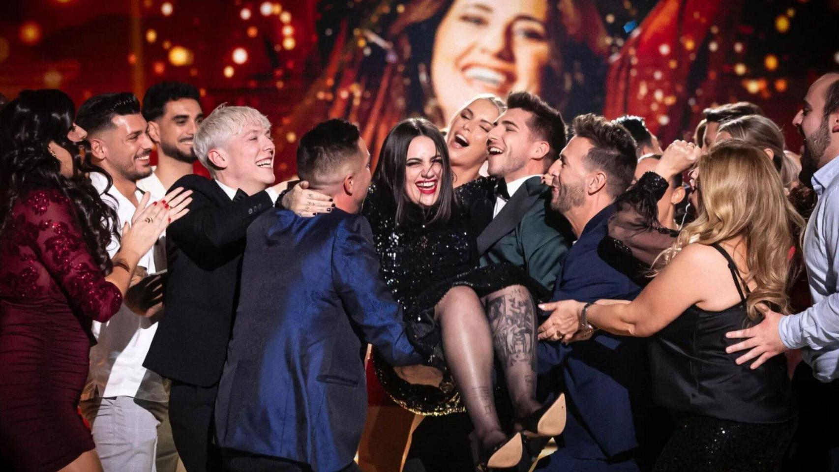 Rocío Gallardo, la ganadora de 'GH 20', celebra el premio en plató.