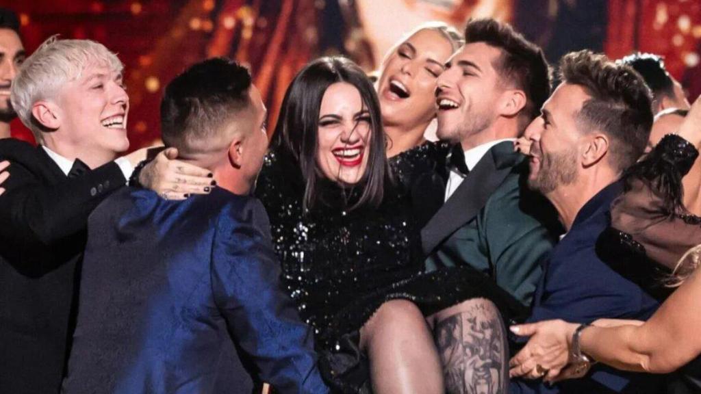 Rocío Gallardo, la ganadora de 'GH 20', celebra el premio en plató.