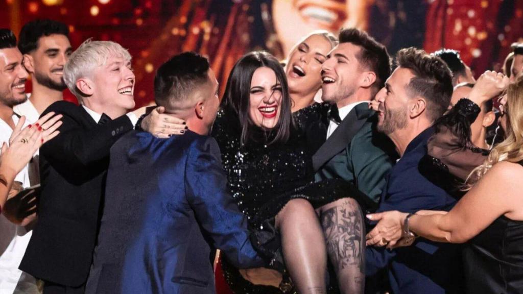 Rocío Gallardo, la ganadora de 'GH 20', celebra el premio en plató.