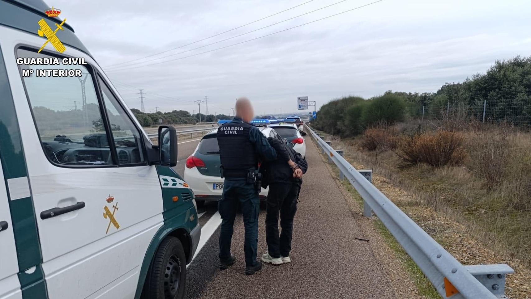 Detención de uno de los jóvenes en el término municipal de Carrascal de Barregas, en Salamanca