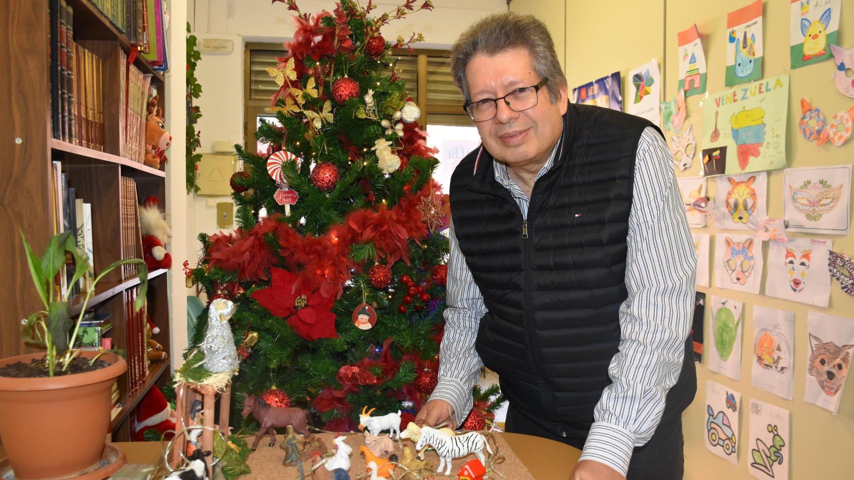 Julio posa junto a un Nacimiento en la sede de AEBE en Valladolid